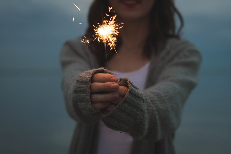 uma pessoa, pessoas, mulher, pirotecnia, celebração, celebração, vingança, luz, jovem, conceito, luz, celebração, início, feliz ano novo, feliz ano novo, ano novo, feliz 2017, 2017