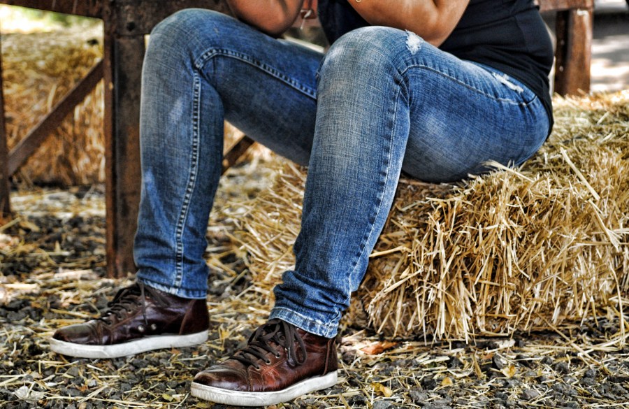 Alguns, pessoa, homem, jean, cena rural, rural, campo, dia, verão, jean, cultura, palha, pasto, jovem, adulto jovem, 30s, vista dianteira, detalhe, sapato, sapatos,