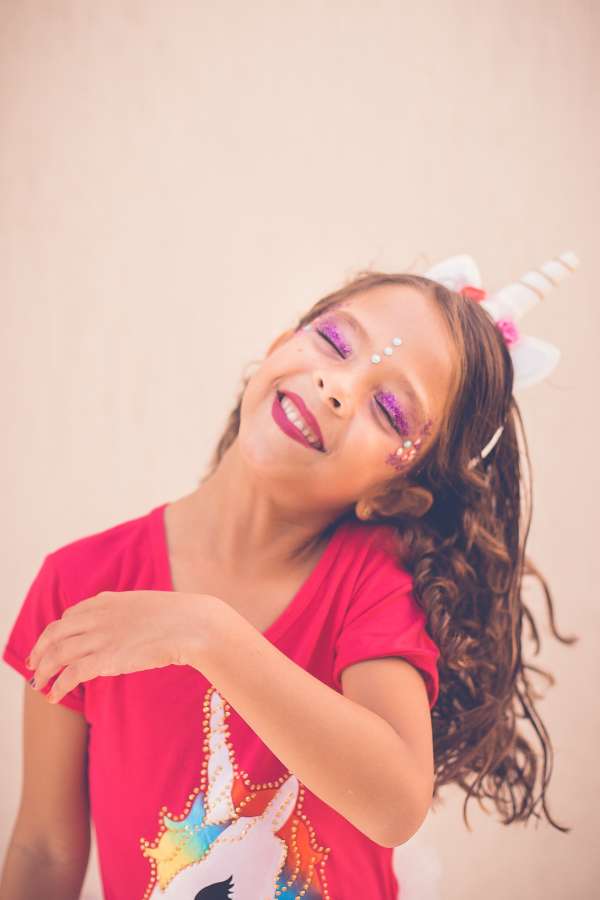 Unicórnio, Menina, Cara, Tinta, sorriso, Sorrindo, Roxo, Felicidade, Dançando, Menina, Cabelos longos, Festa, Maquiagem infatile
