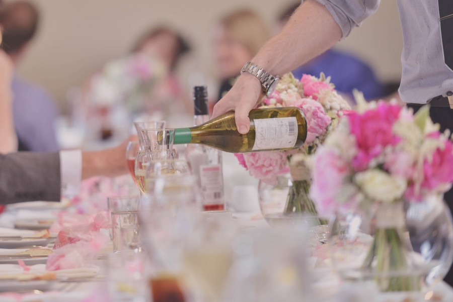 Jantar, Ed Gregory, Evento, Família, Flores, Refeições, Stokpic, Casamento, Branco, Vinho, Álcool, Garrafa, Bebida, Amigos, Celebração, Mãos, Almoço, Homem, Refeições, Elegante, Despeje, Wash, Restaurante, Serviço, Empregado de mesa partido, celebração, agarrar, servir, servir,