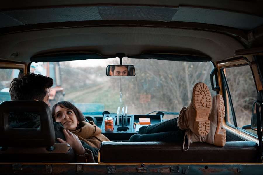 casal, jovens, abraço, amor, carro, viajar, interior, mentindo, inverno, estrada, rota, férias, no amor,
