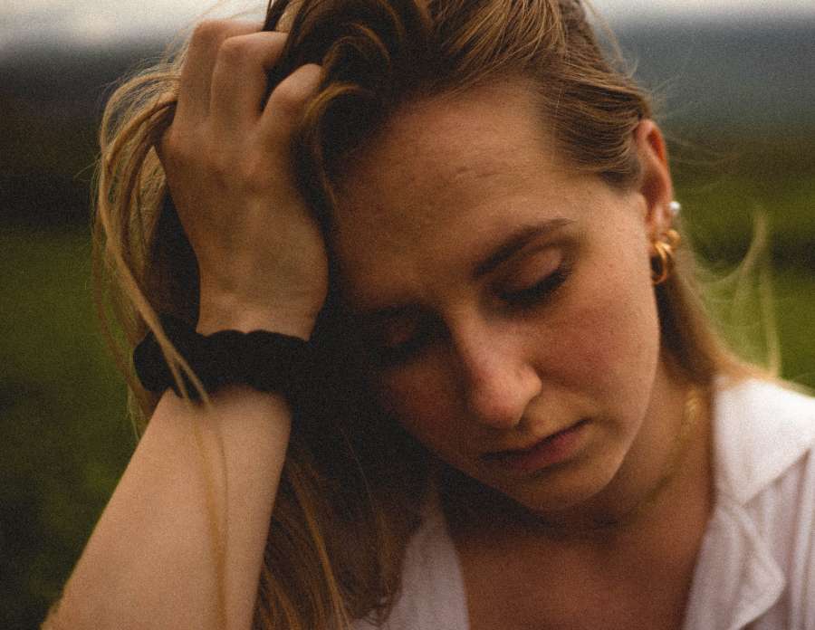 jovem, cabelo, mulher, rosto, retrato, fêmea, menina, triste, bela, beleza, adulto, cuidados, mão, caucasiano, isolado, plano de fundo, branco, cabeça, estresse, infeliz, comovente, morena, bonita, pessoa, saúde, atraente, moda, olhos, senhora, expressão, pessoas, procurando, problema, dor de cabeça, doença, modelo, preto, estilo de vida, pele, chateado, fofo, tratamento, cansado, preocupado, longo, dor, facial, problemas, pensativo, enxaqueca