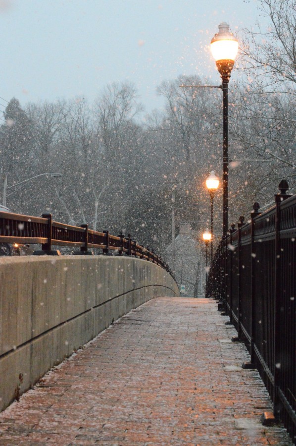 paisagem, dia, inverno, ninguém, ponte, rua, parque, praça, lanterna, neve, nevando, queda de neve, frio,