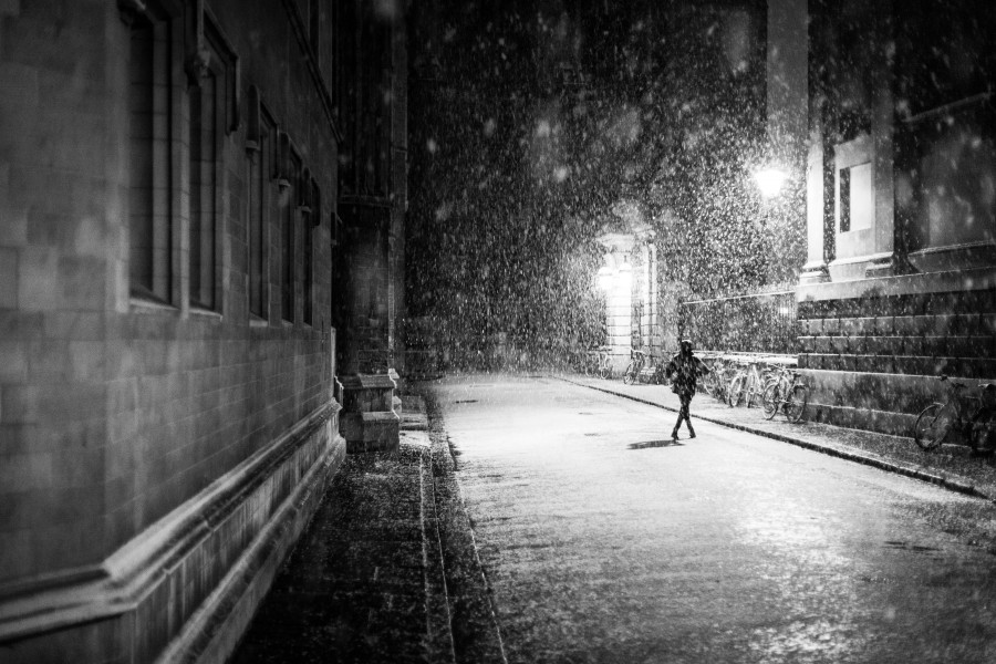 uma pessoa, pessoas, mulher, preto e branco, rua, urbana, dia, chuva, exterior, noite, noite,