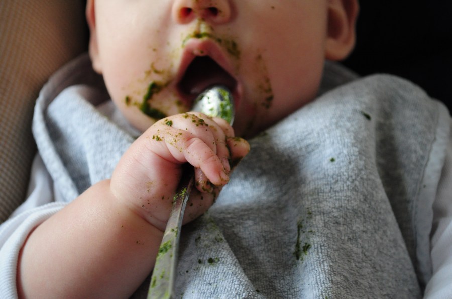 uma pessoa, criança, bebê, vista frontal, colher, refeições, comer, infância, criança, coberto, coberto, concurso, 6 meses, boca, aberto, sujo, sujo, comer,