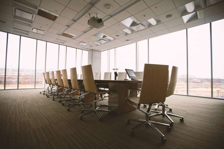vazio, negócios, escritório, sala, interior, conferência, moderno, mesa, cadeira, móveis, design, ninguém, apresentação, reunião, trabalho, mesa, plano de fundo, corporativo, arquitetura, empresa, sala de reuniões, local de trabalho, profissional, seminário, contemporâneo, branco, interior, espaço, interior, discussão, corporação, gestão, janela, luz, assento, comercial, renderização, conceito, poltrona, executivo, real, cadeiras, ilustração, novo, estilo, interior, madeira
