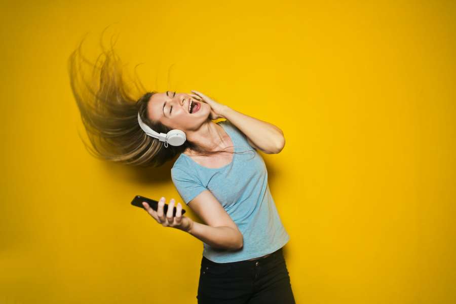 mulher, moda, jovem, ouvir, fones de ouvido, fêmea, diversão, movimento, estúdio, dança, relaxar, fones de ouvido, tecnologia, casual, pessoas, acessórios, positivo, retrato, sem fio, descanso, liberdade, áudio, cabelo loiro, feliz rosto, música online, fones de ouvido grandes brancos, pessoas elegantes, fundo amarelo, feriado alegre, otimista, aproveite, moderno, lindo sorriso, tecnologia sem fio, lugar para texto, pessoa bonita, energia e engraçado, modelo de estilo de vida, roupas esportivas, estilo de rua, suéter, protetores de ouvido, moletom e jeans, ouvir música, copiar espaço, adulto ativo