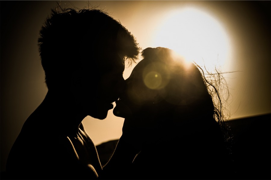 por do sol, por do sol, beijo, casal, amor, romance, romântico, silhueta, sombra, pessoas, homem, menina, jovem,