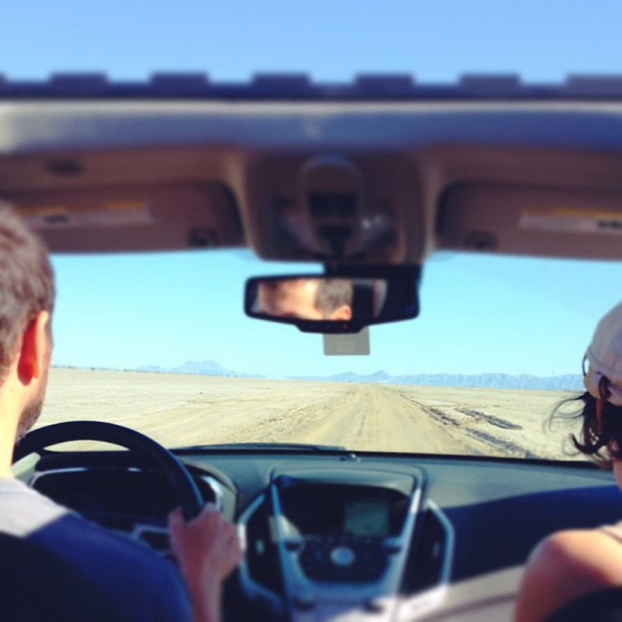 dois, pessoas, par, homem, mulher, amor, viagem, viajando, férias, deserto, carro, carro, carro, interior, dia, conduzir, dirigindo, dirigindo, dirigindo
