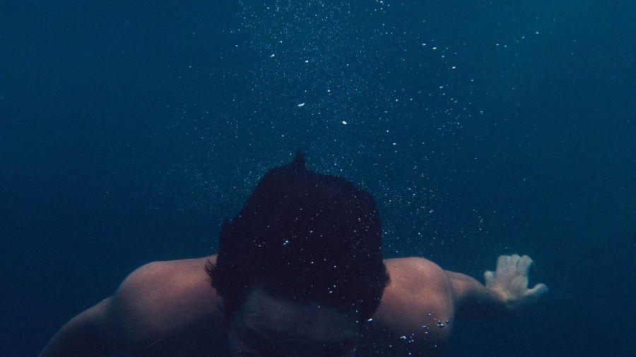 uma pessoa, pessoas, homem, jovem, água, piscina, piscina, nadar, natação, submersa, atividade, esportes, mergulho,