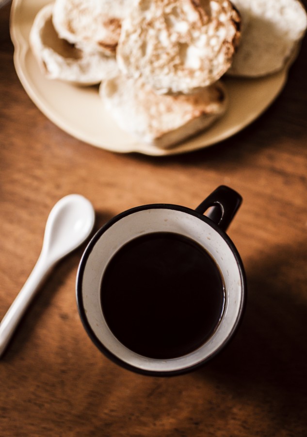 café, brindes, prato, pires, colher, copo, café da manhã, manhã, refeições, cafeína, preto, forte, pão, fatias, mesa de madeira, acordar, lanche