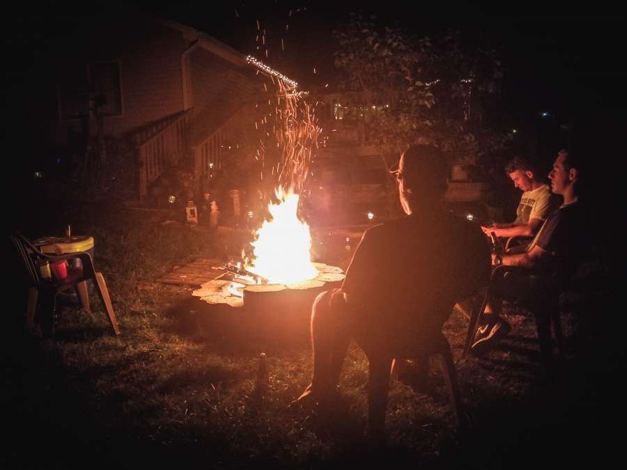 coleta, fogueira, brilhar, fogueira, acampamento, quente, verão, fogueira, madeira, vermelho, chama, mime-se, romântico, outono, torrado, iluminado, marshmallow, chamas, paisagem, diversão em família, diversão, deleite, soltar, anoitecer, marrom, cozinhar, sobremesa, sem pessoas, viagem, noite, saboroso, noites, closeup, tradicional, fofo, falhar, terminando, cozinhar, amigos, comida, delicioso, queimado, universo, ramo, ao ar livre, noite, festa, colorido, fundo, luz