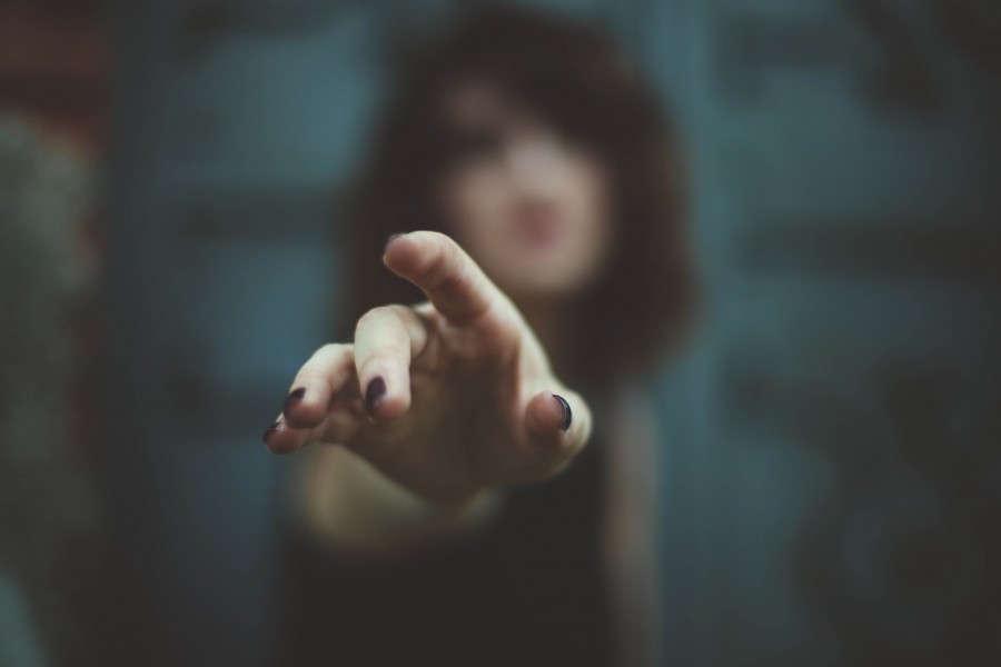 Mulher, indicar splitshire, uma pessoa, pessoas, mulher, sinal, apontar, mãos, dedo, indicar, indicar, jovem, alcance, desejo, borrão, conceito,
