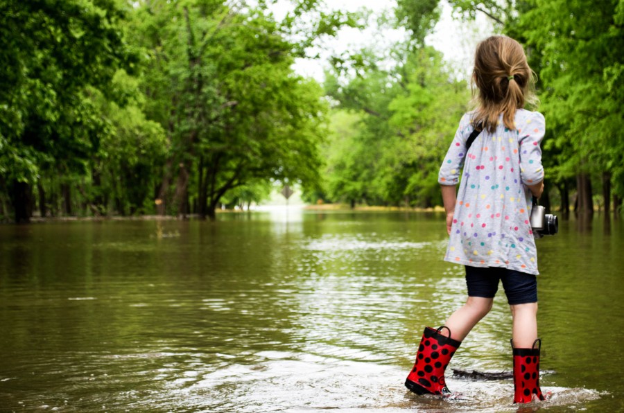 inundação, uma pessoa, pessoas, menina, criança, infância, bota, botas de chuva, água, inundadas, rua, dia, mau tempo, molhado, molhado, 5 anos, moda,