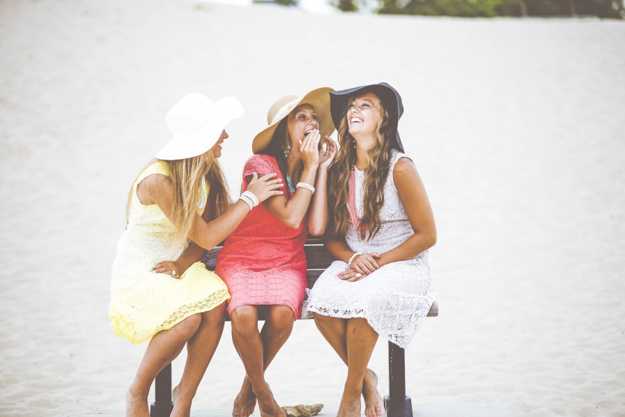 banco, moda, amizade, diversão, meninas, felicidade, feliz, lazer, ao ar livre, pessoas, areia, verão, mulheres, namoradas, jovem, vestidos, chapéus