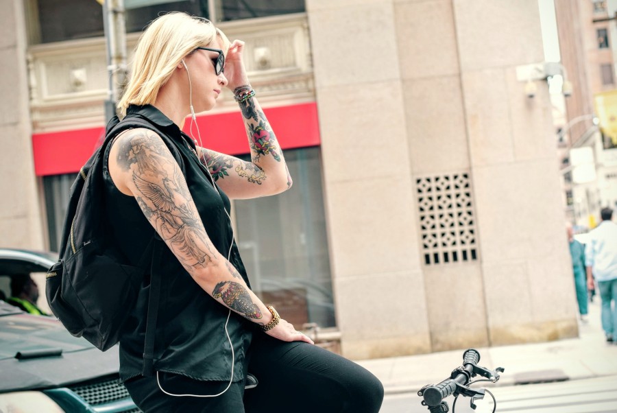 uma pessoa, pessoas, mulher, jovem, bicicleta, urbana, cidade, transorte, tatuagem, óculos de sol, óculos, loira, 20 anos de idade,