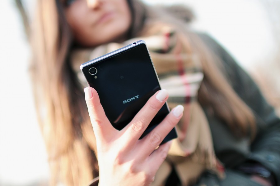 uma pessoa, pessoas, mulher, jovem, celular, telefone, verde, tecnologia, primeiro plano, exterior, texto, comunicação,