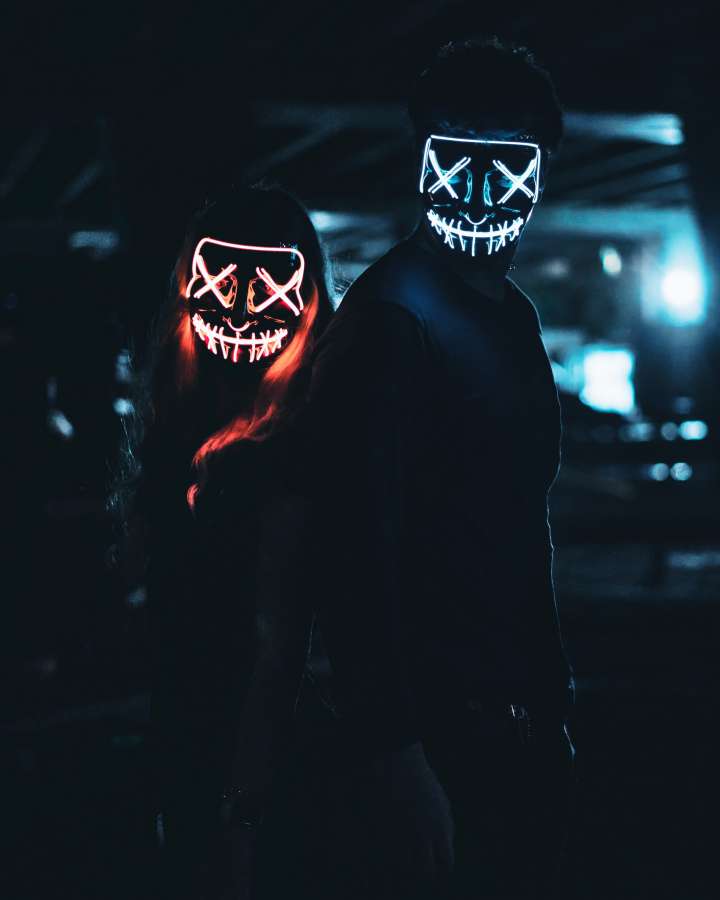 dia das bruxas, fantasia, iluminado, festa, celebração, mulher, anoitecer, outubro, noite, dentro de casa, boate, pessoas, vida noturna, assustador, para cima, homem, vestir, grupo, assustador, de, amizade, procurando, amigos, diversão, rosto, alegre, câmera, assustador, fechar, fazer, no, palco, feriado, expressão, engraçado, abóbora, dança, diversão, bruxa, em pé, luz, facial, bebida, jack-o-lantern, preto, mãos, escuro, deleite, humano, retrato
