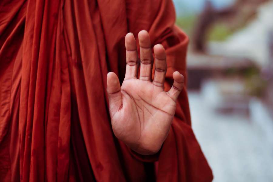 monge, budista, budismo, ásia, religião, orar, asiático, templo, buda, cultura, tailândia, tradicional, religioso, mão, tradição, fé, velho, pessoa, pessoas, adoração, tailandês, plano de fundo, oração, crença, meditação, homem, símbolo, paz, cerimônia, mosteiro, arte, jovem, humano, laranja, dia, viagem, pacífico, natureza, vermelho, leste, amarelo, novato, cor, estilo de vida, comida, espiritual, monges, acreditar, luz, bonito
