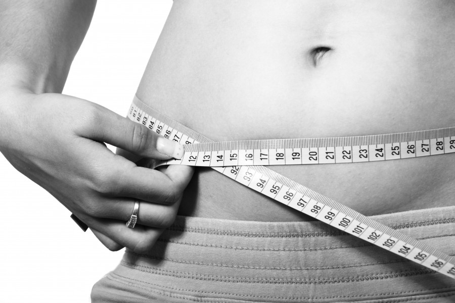 mulher, dieta, emagrecimento, roupas, jeans, cintura, vestuário, saúde, menina, perder, peso, perda, figura, estômago, barriga, magro, conceito, calorias, medida, centímetro, preto e branco, jovem,