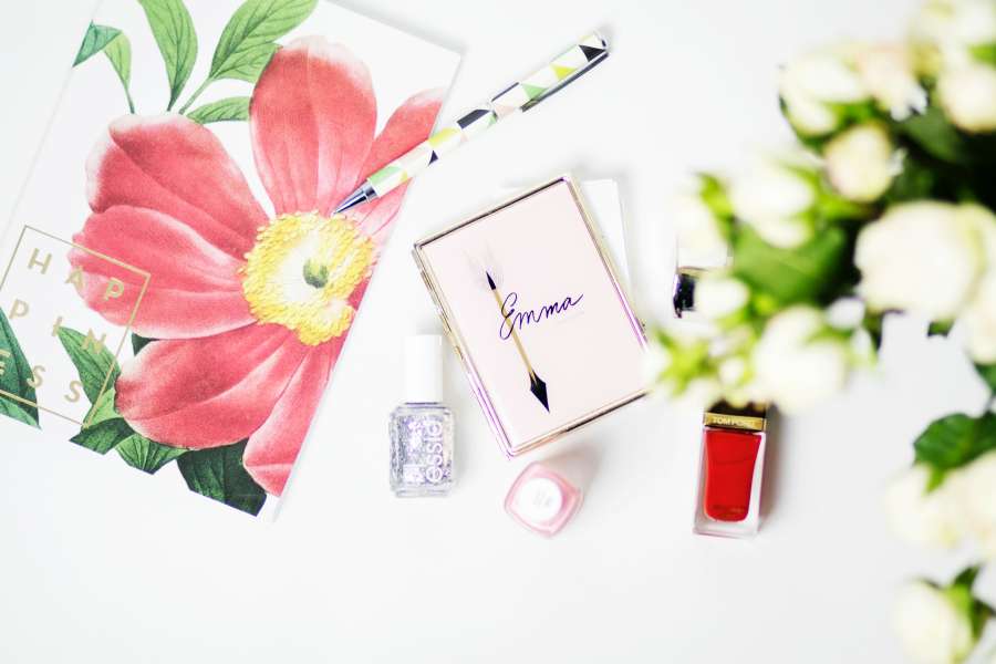 esmalte, unhas, unha polonês, felicidade, flatlay, estilo de vida, nEssie, caderno, menina chefe, notepad, Emma, caneta, lápis, flor, unhas