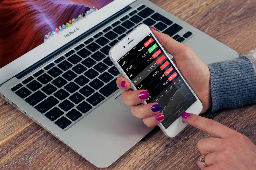 uma pessoa, pessoas, mulher, mãos, finanças, financeiro, conceito, analytics, estatísticas, telefone celular, smartphone, tráfego, tecnologia,