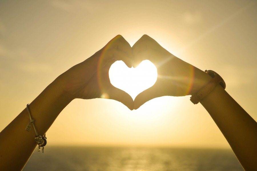 conceito, coração, uma pessoa, pessoas, mulher, mãos, mãos, pôr do sol, praia, férias, viagem, viagem, amor, sentimento,