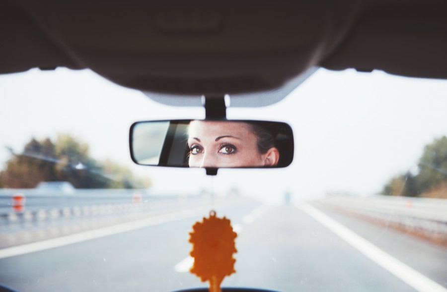 mulher, espelho, espelho retrovisor, auto, carro, carro, interior, cara, olhar, costas, estrada, estrada, vagar, dirigir, adulto, atividade, dia, ao ar livre, cidade, viagem, viagem, olhos, uma pessoa, conceito,