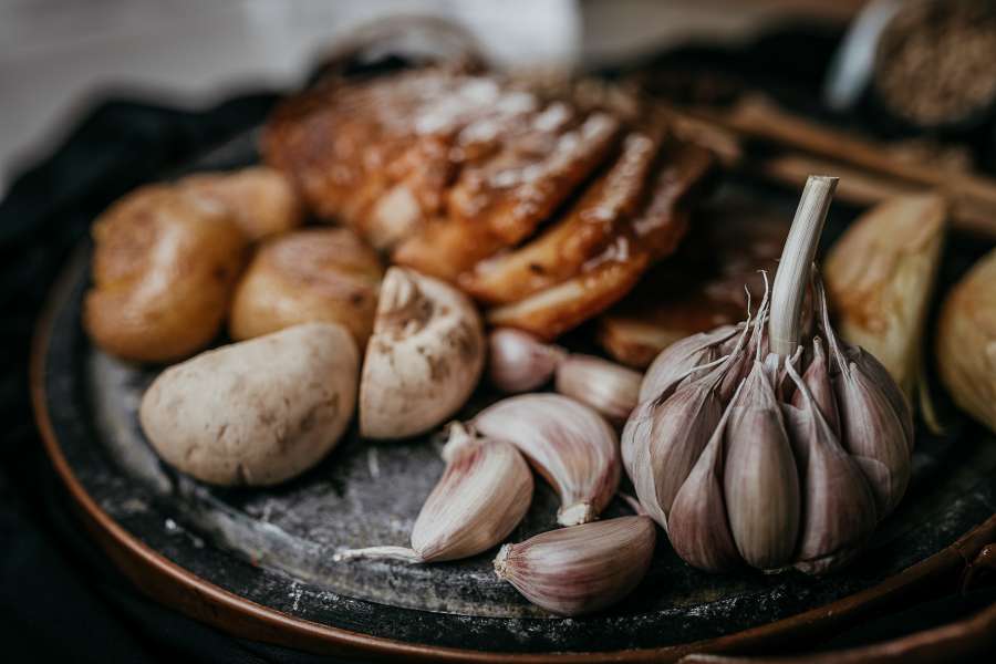 fresco, cravo, ingrediente, vegetal, branco, especiarias, plano de fundo, alimentos, closeup, alho, cru, bulbo, parte, picante, grupo, orgânico, sabor, maduro, tempero, condimento, saudável, aromático, natural, objeto, inteiro, plantar, visualizar, roxo, macro, vegetariano, superior, nutrição, dente de alho, casca, folha, comer, erva, coleção, gourmet, acima, colheita, cozinhar, natureza, fundo branco, raiz, um, alho isolado, estúdio, aroma