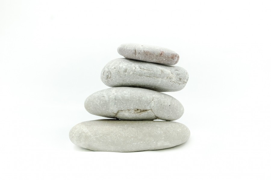 rocha, rochas, pedra, pedras, pilha, equilíbrio, zen, serenidade, fundo branco, conceito,