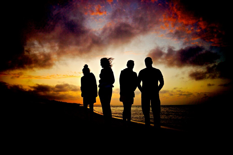 grupo, pessoas, quatro, pôr do sol, pôr do sol, pôr do sol, praia, costa, silhueta, férias, verão, viagem, viagem, amizade, amigos,