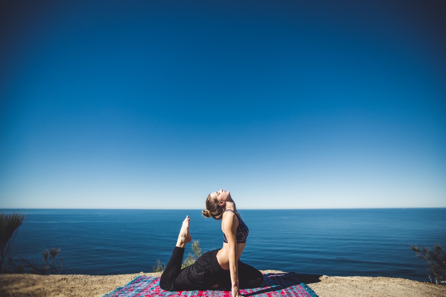 mulher, ioga, exercício, prática, dia, meditação, relaxamento, relaxar, esportes, alongamento, alongamento, jovem, 20 anos, ao ar livre, atividade, saúde, praia