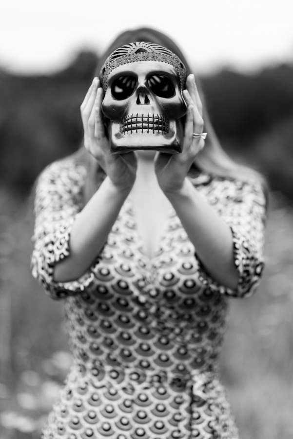 Pessoa, Máscara, Crânio, Cerâmica, Segurar, Anel, Ficar de Pé, Escuro, Morte, Assombrado, Mulher, Preto e Branco. México