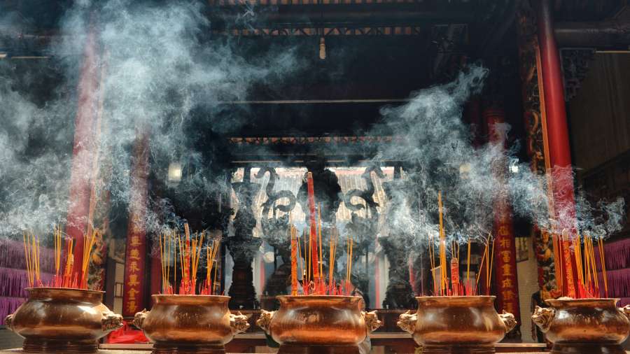 budismo, religião, budista, templo, religioso, incenso, fumaça, asiático, ásia, queimar, cultura, tradição, fé, tradicional, chinês, buda, cheiro, espiritual, rezar, plano de fundo, vara, oração, crença, tailandês, fogo, meditação, oriental, adoração, ritual, perfumado, luz, preto, china, conceito, aroma, tailândia, antigo, viagem, vela, pote, joss, aromático, vermelho, branco, Japão, índia, closeup, resumo, varas, indiano
