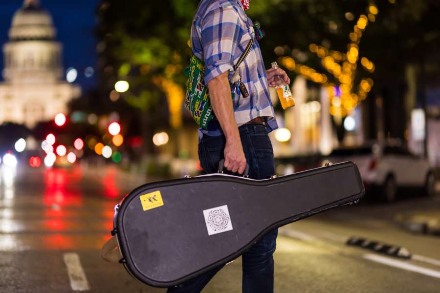 rock, masculino, estojo, músico, cara, homem, guitarra, música, jogo, óculos, sombreamento, calças largas, estilo, luz, pessoa, luvas, crachá, arte, noite, pose, cinto, cidade, perspectiva, músico de rua, postura, noturno, mochila, relógio, urbano, roupas, pessoas, rua, arte, humano, relógio esportivo, jeans, calçada