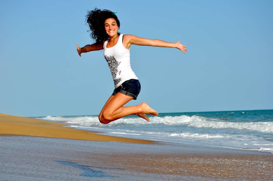 praia, mar, jovem, feliz, alegria, liberdade, verão, céu, fêmea, menina, felicidade, mulher, diversão, ativo, natureza, viagem, férias, aberto, areia, sol, pessoa, pessoas, água, oceano, salto, salto, bonito, braços, levantado, ao ar livre, saudável, lazer, azul, ao ar livre, saúde, férias, despreocupado, luz solar, bem-estar, pôr do sol, estilo de vida, um, mulheres, sucesso, mãos, desfrutar, tropical, livre, beleza, corrida