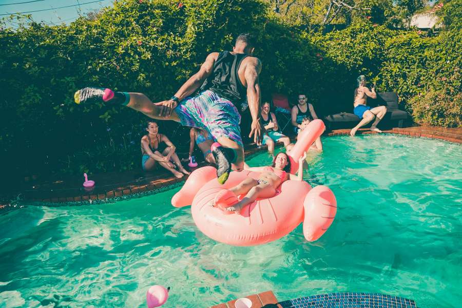 festa, diversão, verão, água, piscina, feriado, plano de fundo, férias, azul, pôster, viagem, inflável, convite, ao ar livre, natação, evento, nadar, sol, estação, feliz, tropical, pessoas, vista, mulheres, amarelo, amigos, superior, jovem, brinquedo, onda, gráfico, grupo, mar, biquíni, homens, modelo, flutuante, bola, lazer, flutuador, borracha, cor, verão, 3d, sorrindo, flamingo, pulando,
