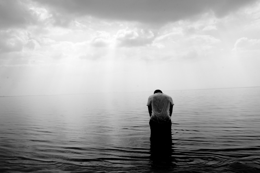 uma pessoa, pessoas, homem, preto e branco, mar, água, solidão, conceito, triste, tristeza, melancolia, molhado