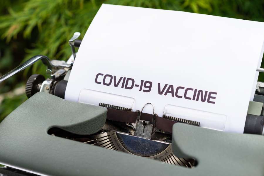 Vacina, cobiça, pandemia, epidemia, folha, máquina de escrever, medicamento,