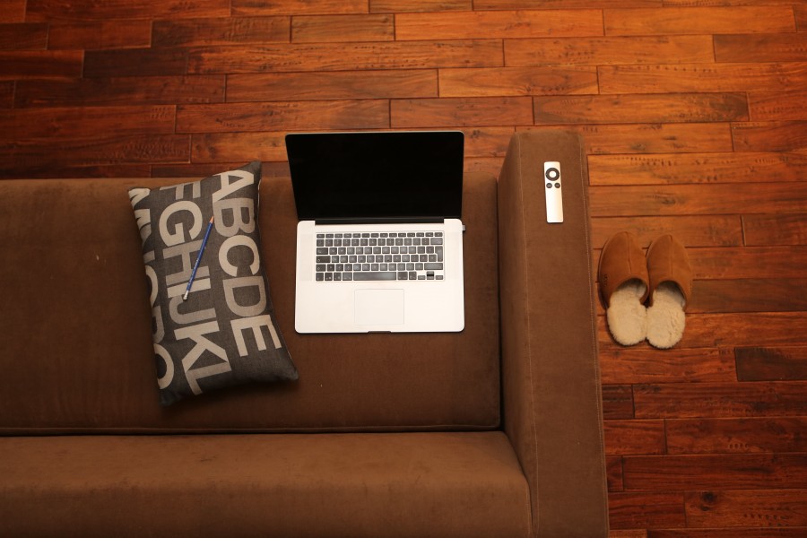 escritório em casa, laptop, casa, sofá, sofá, computador, laptop, tecnologia, relaxado, móvel, comunicação, rede, lounge, macbook, maçã, remoto, travesseiro, lápis, chinelos, frondoso, andares, condomínio, sótão , apartamento, fotos grátis, imagens grátis