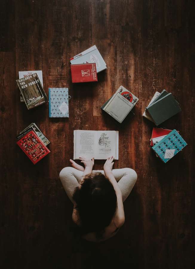 uma pessoa, pessoas, mulher, menina, interior, leitura, leitura, livro, livros, literatura,