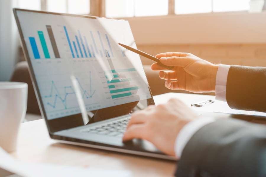 apartamento, navegação, gráfico, comércio, conexão, ciberespaço, mesa, área de trabalho, empresário, financeiro, freelancer, gráfico, crescimento, interno, infográfico, investimento, trabalho, laptop, sala de estar, notebook, online, profissional, programador, estatística, estoque , estudante, digitação, usando, app, empresário, interior, masculino, noite, pessoa, trabalho, anônimo, negócios, comunicação, computador, noite, casa, homem, tecnologia, backview, digital, casa, mesa, traje casual
