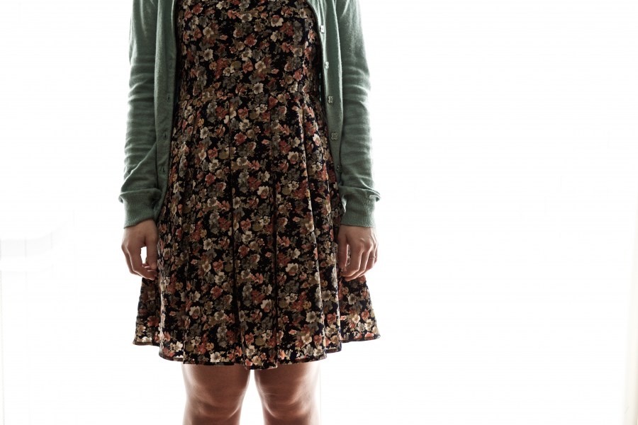 mulher, jovem, 20 a 25, ano velho, vestido, fundo branco, vista dianteira, concept,
