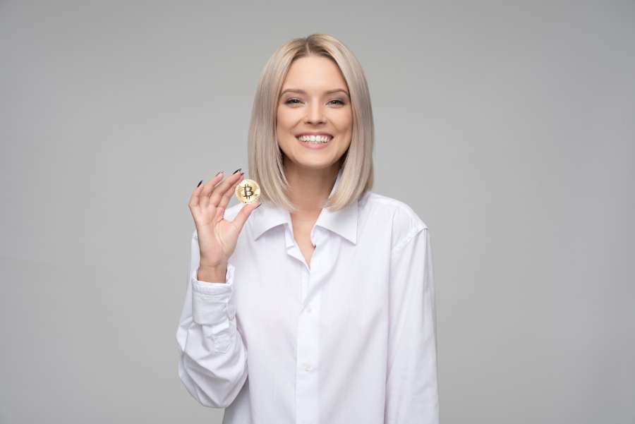 bitcoin, mulher, financeiro, dinheiro, finanças, mão, moeda, criptografia, negócios, criptomoeda, moeda, ouro, câmbio, conceito, bancário, sorriso, virtual, bit, pagamento, ouro, mercado, plano de fundo, internet, eletrônico, comércio, símbolo, fêmea, jovem, feliz, menina, banco, economia, dinheiro, btc, mineração, web, branco, bela, pessoa, caucasiano, digital, isolado, retrato, tecnologia, metal, comércio, mulher de negócios, exploração, sinal, rede
