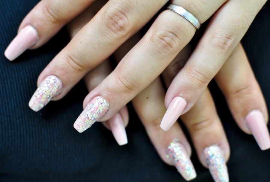 unhas, mulher mãos, mulher, fêmea, anel, glitter, glitter, decoração, unhas de acrílico, mão beleza, cuidados de mão, caixões, artnails, rosa, prata, unhas longas, sistema dual, forma dupla