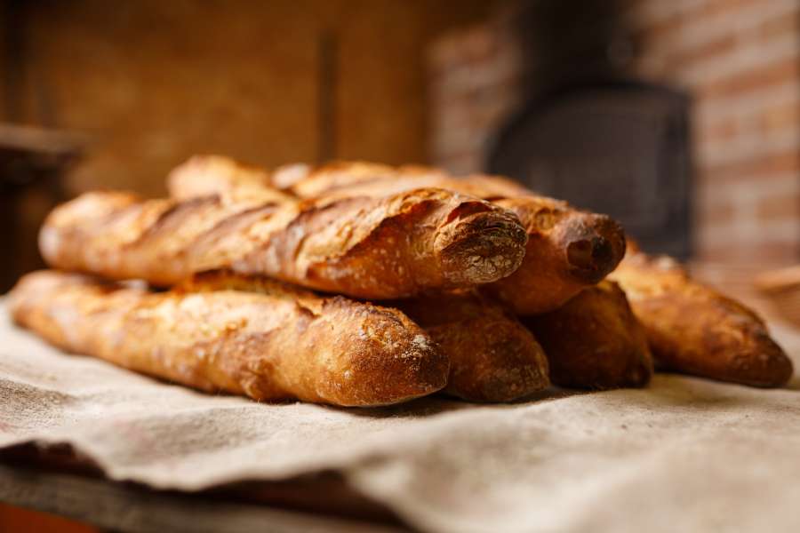 pão, comida, fresco, padaria, trigo, massa, saboroso, pão, saudável, farinha, marrom, crosta, assar, refeição, pão, forno, padeiro, quente, nutrição, branco, grão, quente, café da manhã, rústico, tradicional, delicioso, padaria, trabalho, fazer, caseiro, crocante, plano de fundo, pão, pastelaria, manufatura, indústria, gourmet, recentemente, manufatura, calor, vara de pão integral, forno, local de trabalho, baguete, máquina, pãozinho, mecanismo natural, madeira, francês