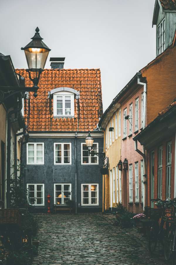 fachada, casa, paralelepípedo, holanda, europa, dia, residência, bairro, arquitetura, telhas, poste de luz, janelas,