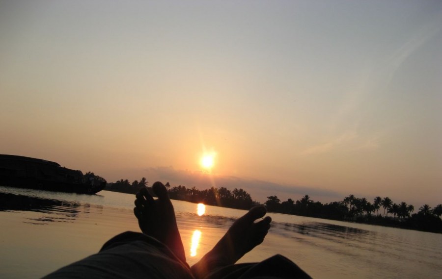 Uma pessoa, relaxar, pôr do sol, homem, rio, lago, lagoa, pés, sombra, sombras, sol, pôr do sol, dia, férias, verão, lazer, tempo livre