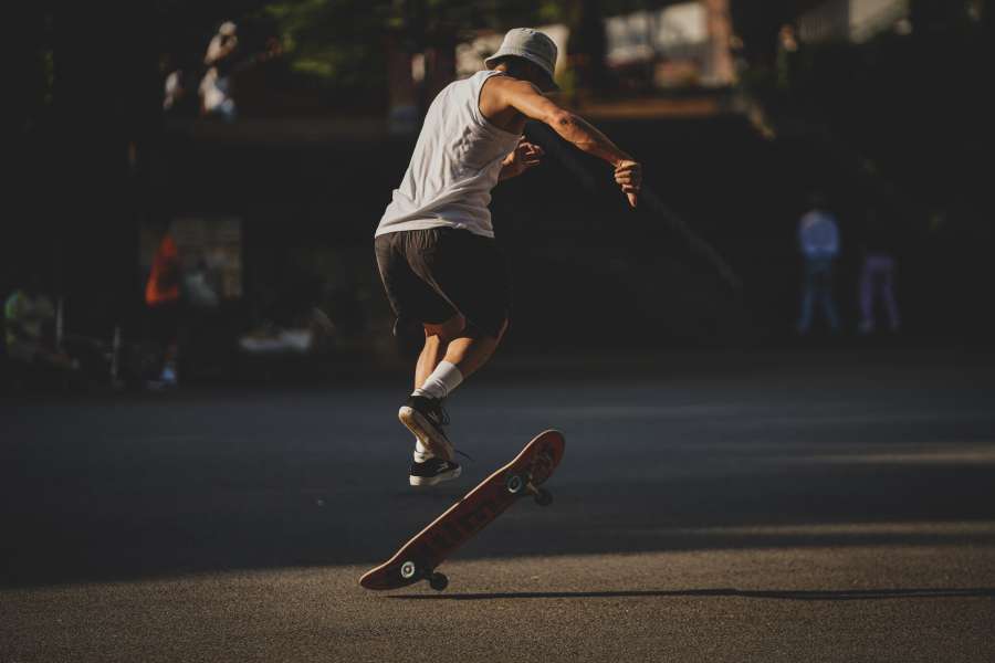 skate, homem, skate, skate, patinador, skatista, salto, jovem, masculino, tabuleiro, plano de fundo, juventude, extremo, urbano, estilo de vida, patinação, pessoas, estilo, esporte, ação, branco, diversão, ar, um, recreação, menino, pessoa, isolado, truque, cultura, adulto, estúdio, rua, caucasiano, retrato, lazer, parque, movimento, moda, Atlético, perigo, embarque, cidade, voar, ativo, legal, acrobacias, prática, bela, esportes

