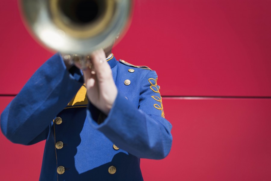 música, faixa, homem, uniforme, instrumento, instrumento vento, trompete, dourado, som, conceito, uma pessoa,